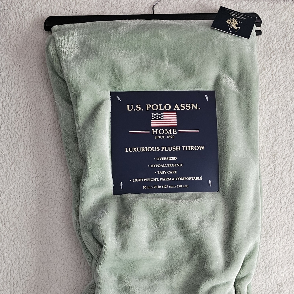 US Polo Assn Luxurious Plush Throw 50in x 70in Oversized Mint Green‎